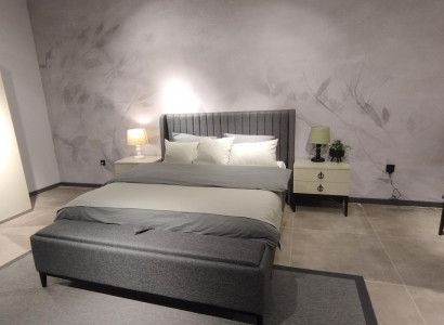 Modern Bett + Bank + 2x Nachttische zugleich Funktional und Komfortabel